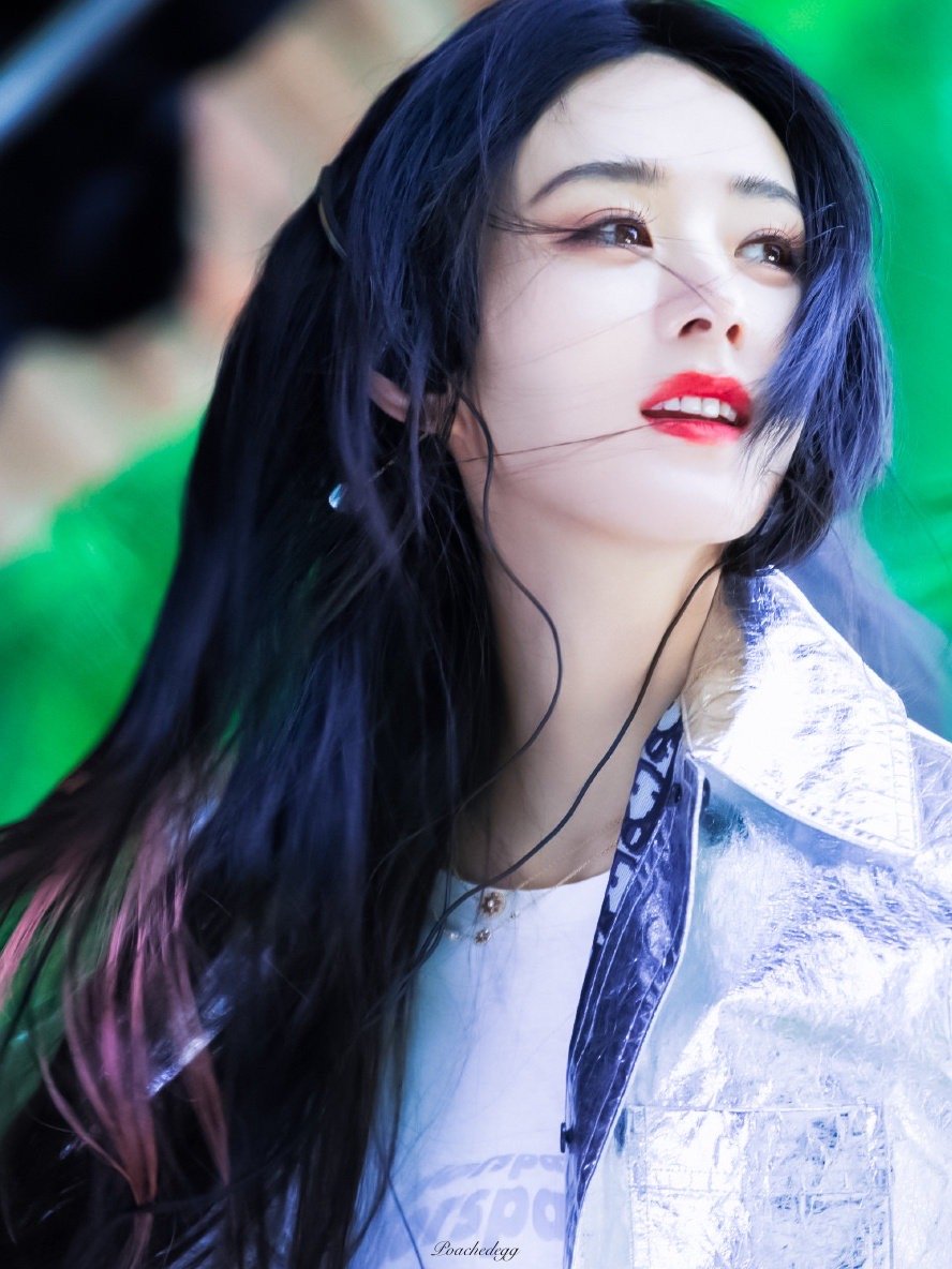 Kiểu tóc highlight đã khiến Triệu Lệ Dĩnh trẻ trung, năng động như thiếu nữ 16 tuổi. Thần thái và biểu cảm của cô nàng càng xuất sắc, tràn ngập hơi thở thanh xuân.