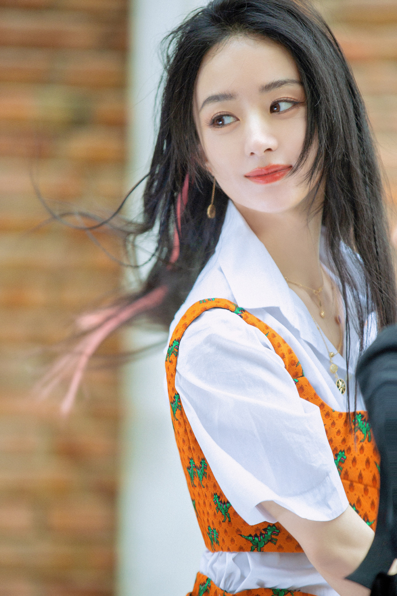 Kể từ sau sinh con, nhan sắc Triệu Lệ Dĩnh ngày càng lên hương. Khi để những kiểu tóc mới, mặc outfit lạ, cô nàng không còn khiến netizen la ó là quê mùa nữa.