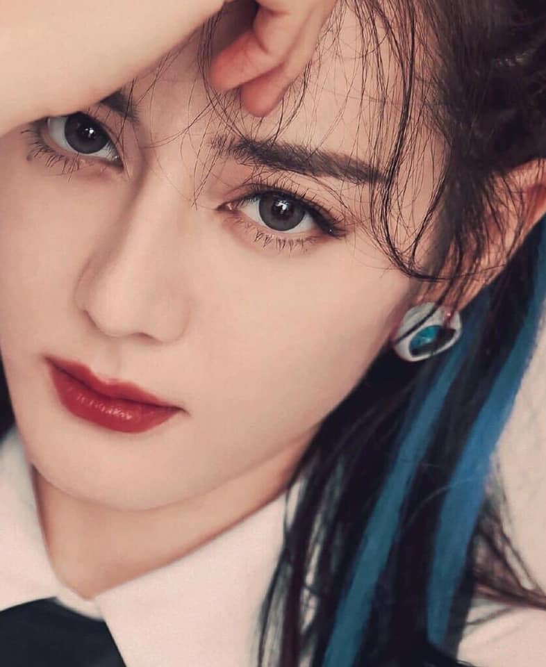 Light xanh, make up đậm khiến Địch Lệ Nhiệt Ba vô cùng cuốn hút.