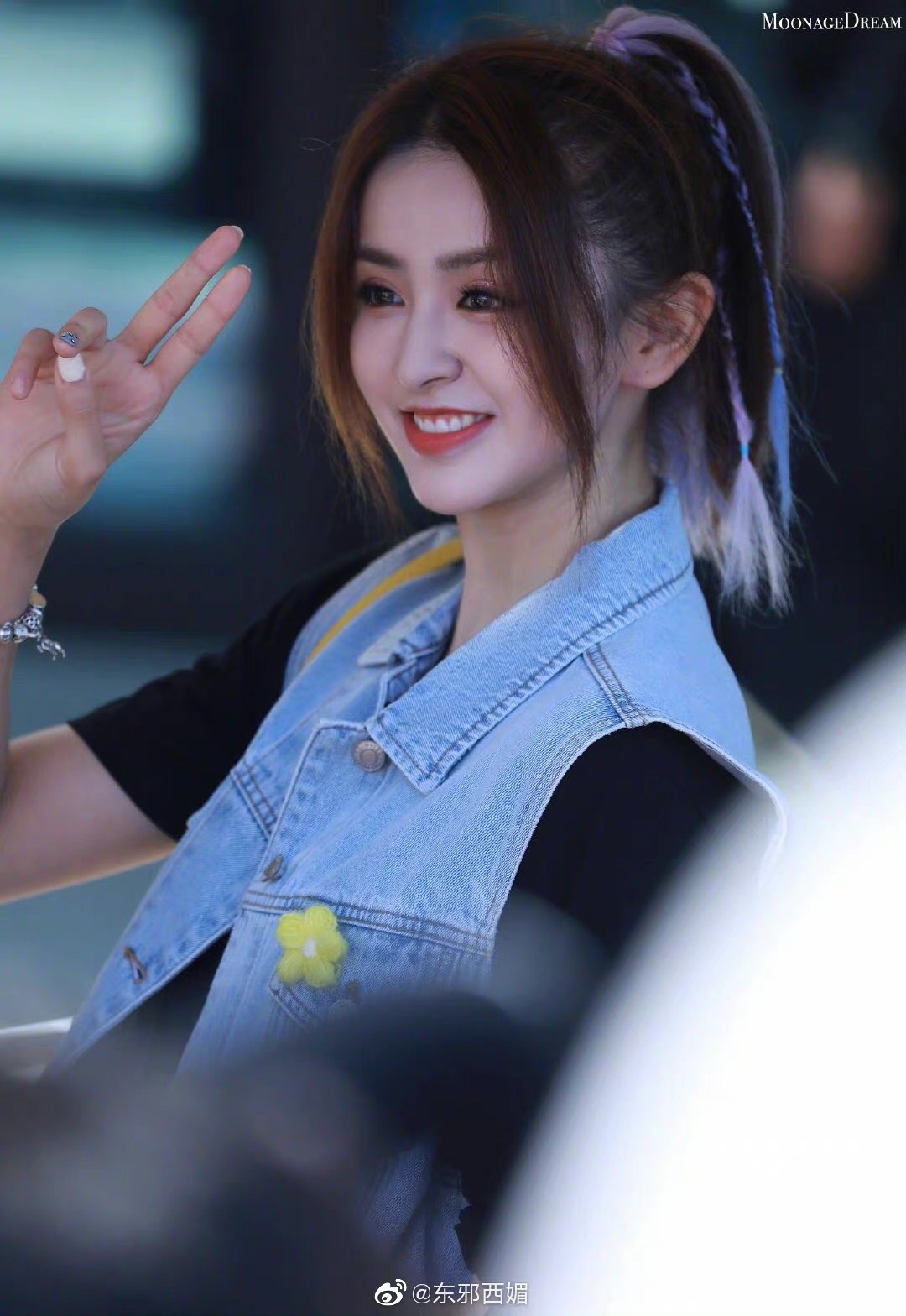 Kim Tử Hàm của nhà Yuehua xinh xỉu trong mốt highlight. Nếu cô nàng nào có tóc lỡ và còn đang lăn tăn có nên vẩy chút màu không thì có thể tham khảo Kim Tử Hàm nhé.