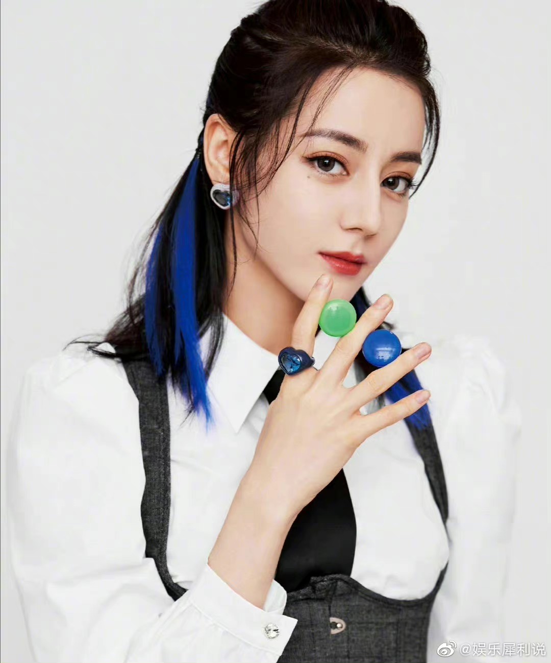 Dù là light hồng hay xanh thì nhan sắc Địch Lệ Nhiệt Ba cũng cân trọn. Trong khi các sao nữ khác dù diện highlight vẫn còn thục nữ chứ nhìn sang Nhiệt Ba là thấy một màu 'soái ca' tỏa ra rồi.