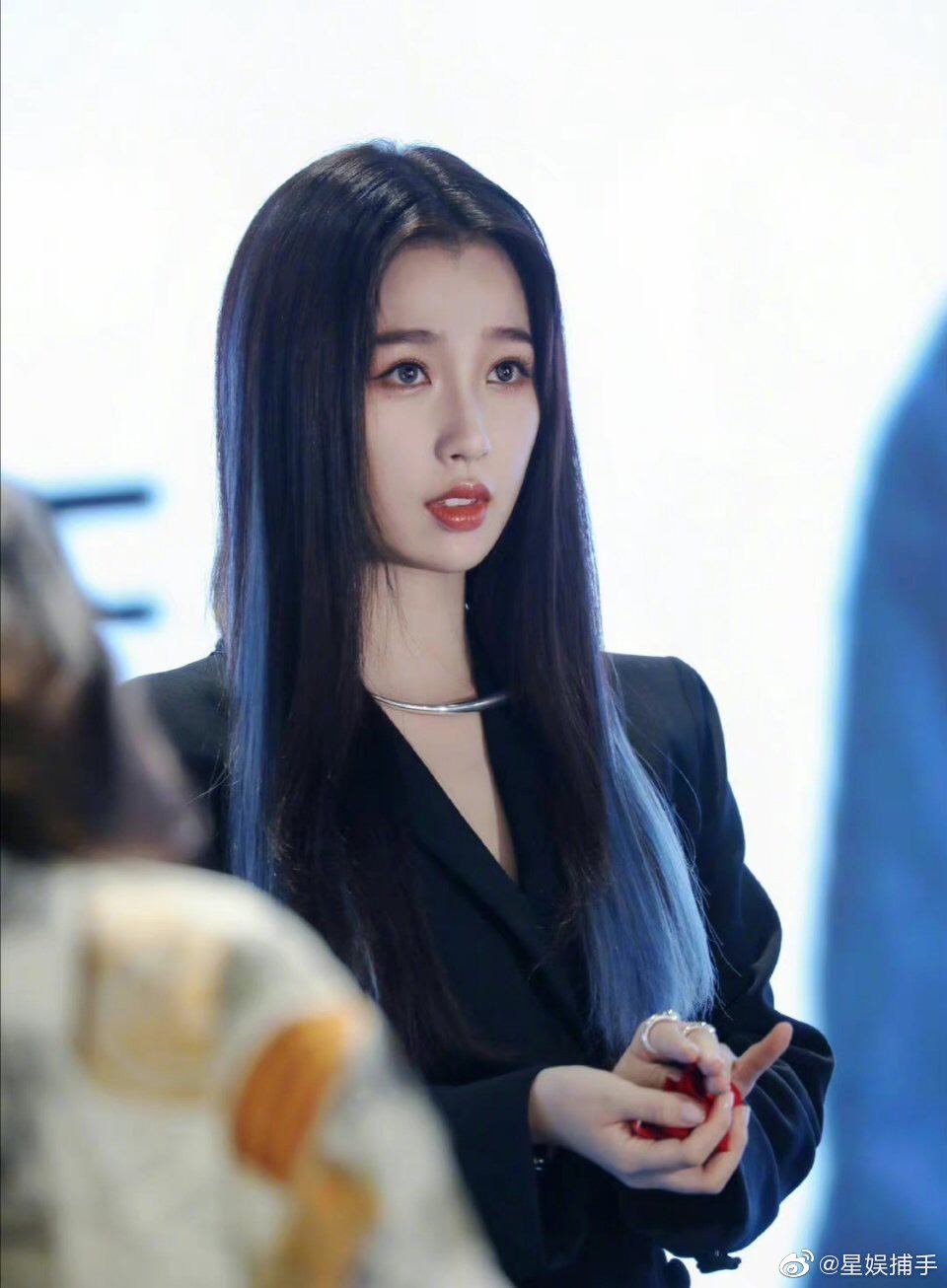 Ngu Thư Hân xinh đẹp, 'chanh sả' trong mốt tóc highlight. Nếu đặt lên bàn cân thì nhan sắc Thư Hân không thua kém bất cứ mỹ nhân nào trong tạo hình này.