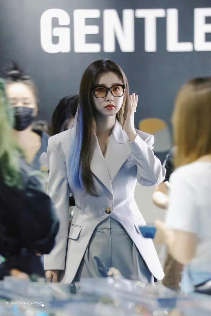 Ngu Thư Hân hóa nữ tổng tài xinh đẹp.