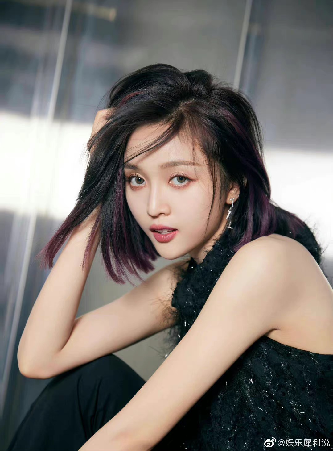 Vài sợi light hồng đã hô biến mái tóc ngắn của Ngô Tuyên Nghi trở nên sinh động hẳn, không còn nhạt nhẽo. Team tóc ngắn có thể 'đu trend' nha.