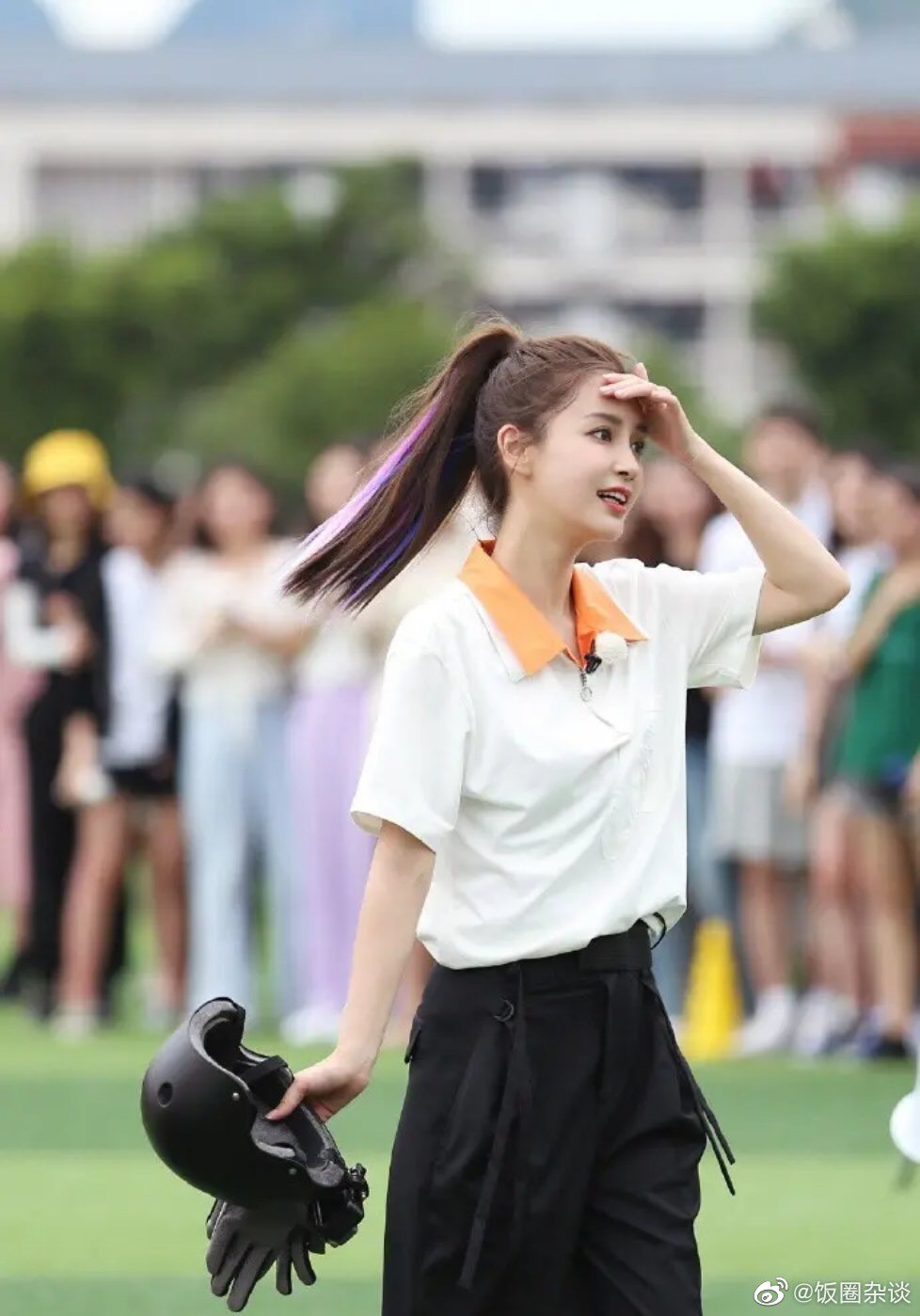 Angela Baby cũng chơi highlight nổi bật như thế này đây. Tuy nhiên, do cột tóc nên cô nàng không khoe được trọn vẹn mái tóc của mình.