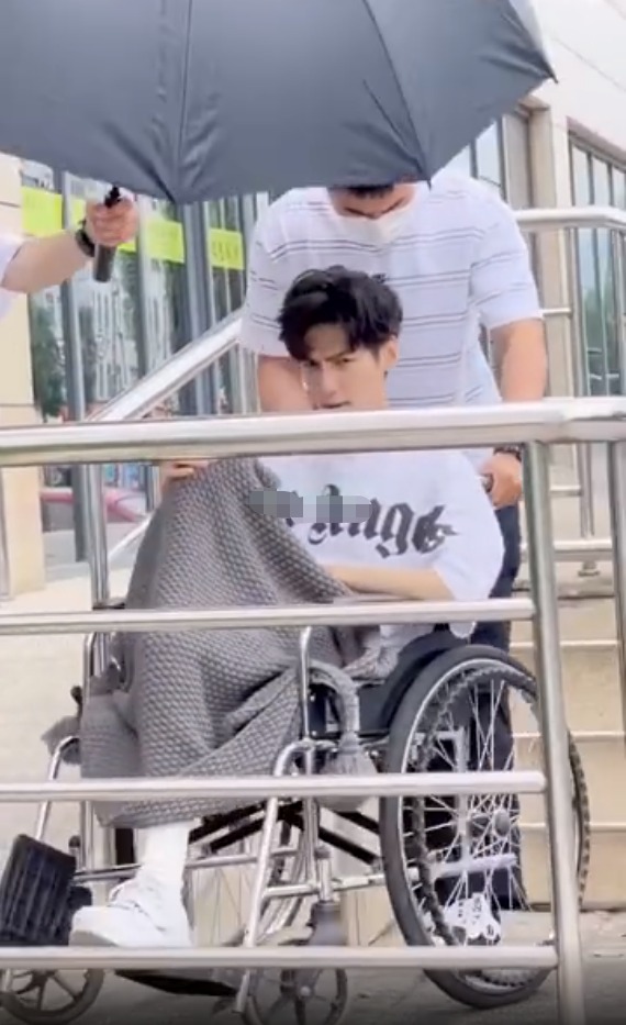 Trước đó, hình ảnh La Vân Hi bó bột cứng ngắc, ngồi xe lăn được được chia sẻ từ nửa tháng trước. Trước đó, hình ảnh La Vân Hi bó bột cứng ngắc, ngồi xe lăn được được chia sẻ từ nửa tháng trước.