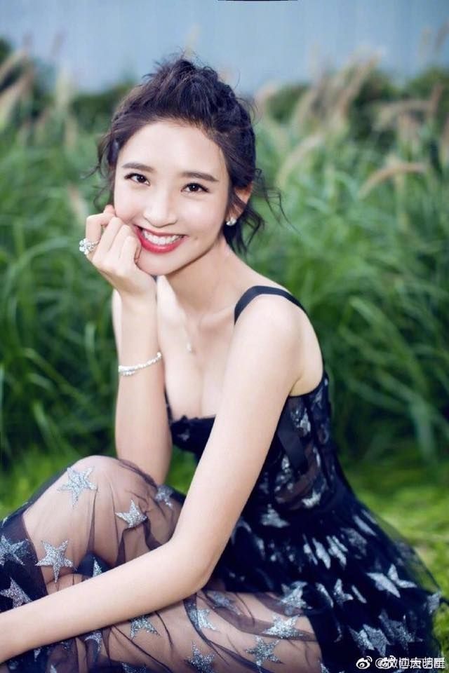 Đường Nghệ Hân tên thật là Đường Đình nhưng sau đó cô đã đổi tên để có chung bộ chữ với chồng Trương Nhược Quân. Câu chuyện 'tình như cái bình' của 2 anh chị khiến fan quắn quéo.