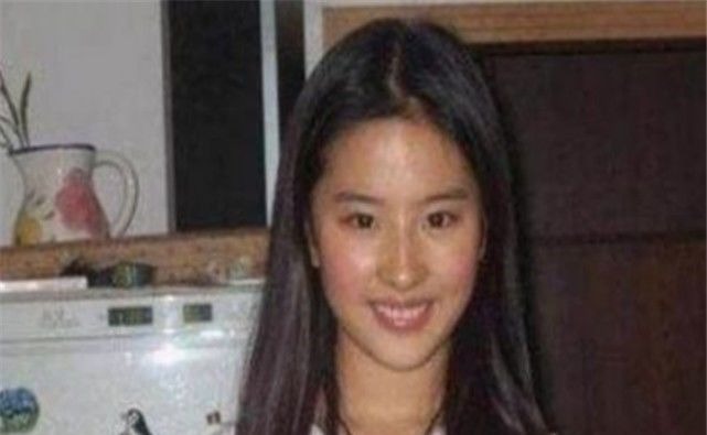 Còn đây là thần tiên tỷ tỷ Lưu Diệc Phi sau khi tẩy trang. Làn da không phải trắng như trứng gà bóc nhưng vẫn mịn màng, bóng khỏe. Các đường nét trên gương mặt vẫn rất đẹp.