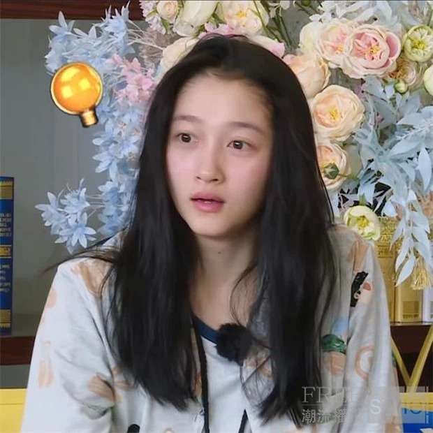 Quan Hiểu Đồng luôn tự tin về mặt mộc của mình. Cô nàng may mắn sở hữu làn da sáng hồng, môi không bị thâm và mắt rất ít quầng thâm. Với gương mặt ít khuyết điểm này thì ra ngoài Quan Hiểu Đồng chỉ cần điểm chút son là đã rất xinh đẹp.