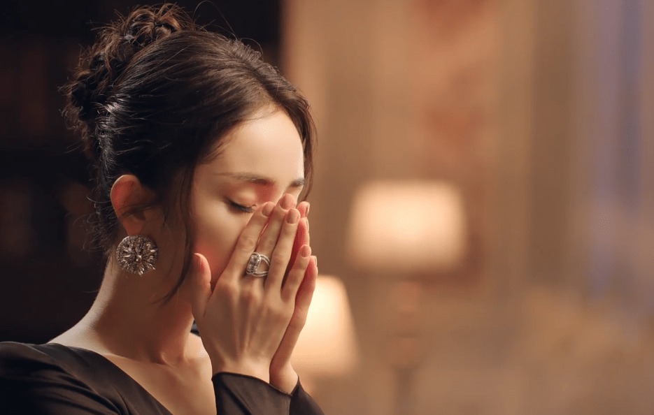 Trong tạo hình này, Dương Mịch duyên dáng, sang chảnh chẳng khác gì một bà hoàng. Tuy nhiên, netizen lại soi ra một điểm chưa được hoàn hảo của nữ diễn viên, đó chính là đôi tay với những ngón ngắn và khẳng khiu. Toàn bộ chỉnh thể đang đẳng cấp quý tộc, bỗng xuất hiện một chi tiết kém sang khiến người xem tụt mood.