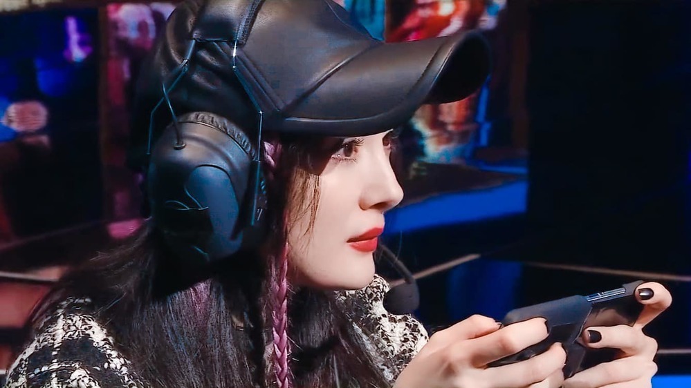 Bản thân Dương Mịch là một game thủ xịn nên hình ảnh cô khi ngồi vào ghế chơi game không hề giả trân, vừa ngầu, vừa soái. Không chỉ xinh đẹp, Đại Mịch còn là cao thủ game, có thể tự tin gánh team khiến fan nở mày nở mặt.