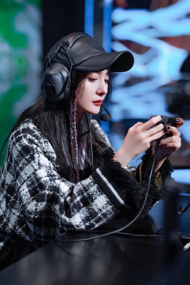 Dương Mịch được khen có lối chơi chiến thuật, thông minh. Đại tỷ lúc nào cũng là người gánh team chứ không phải hạng xoàng.