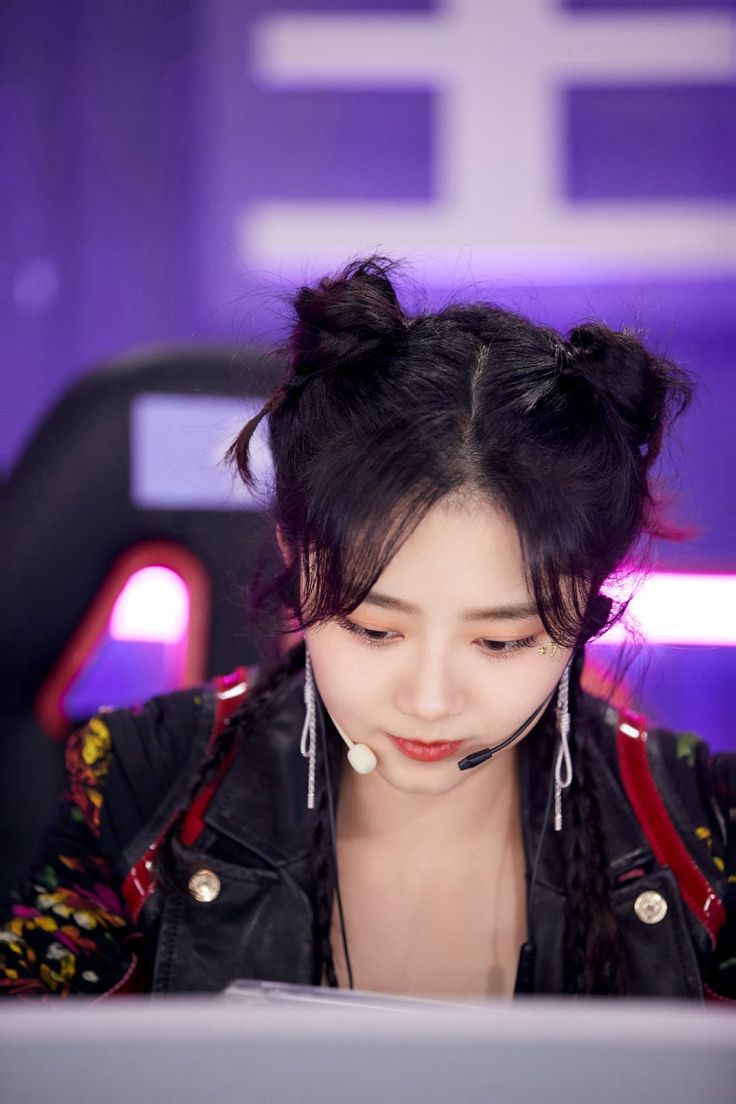 Trước giờ khán giả đã quen với hình ảnh một Đàm Tùng Vận trang điểm nhẹ nhàng, vẻ đẹp thanh xuân học đường. Thế nhưng mỹ nhân không tuổi một khi đã make up đậm đà thì có thể chặt đẹp bất cứ ai. Lên đồ chơi game, Đàm Tùng Vận rất ra dáng 'bad girl' chính hiệu.