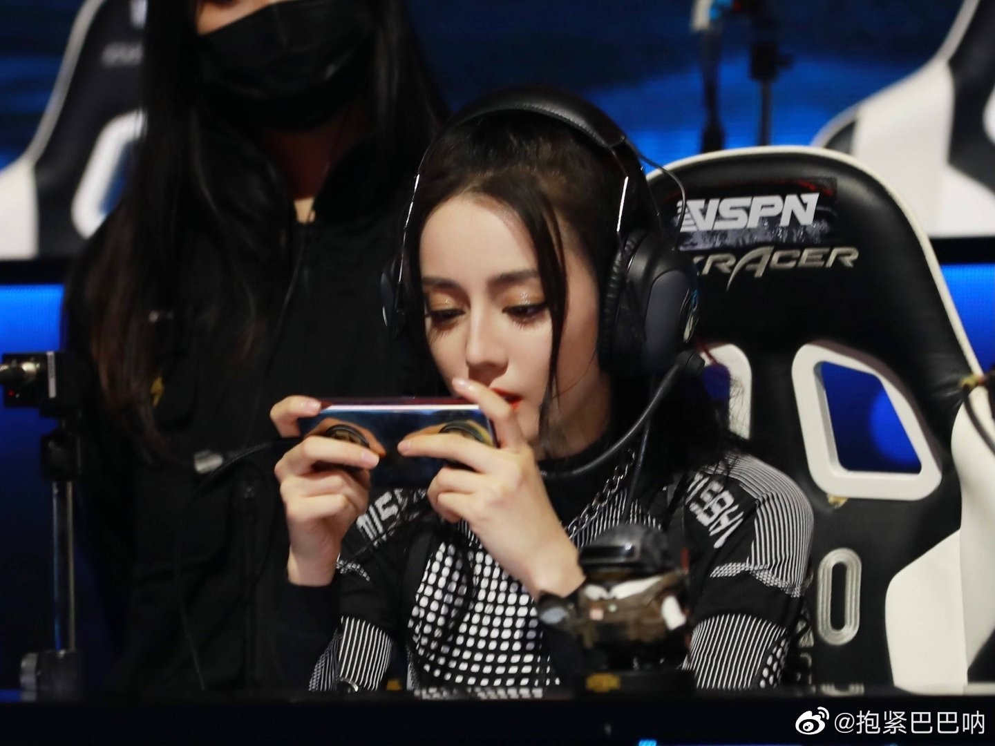 Nhìn Nhiệt Ba chăm chú làm màu vậy thôi chứ cô ấy cận 7 độ, chỉ là sao quả tạ cho team thôi!