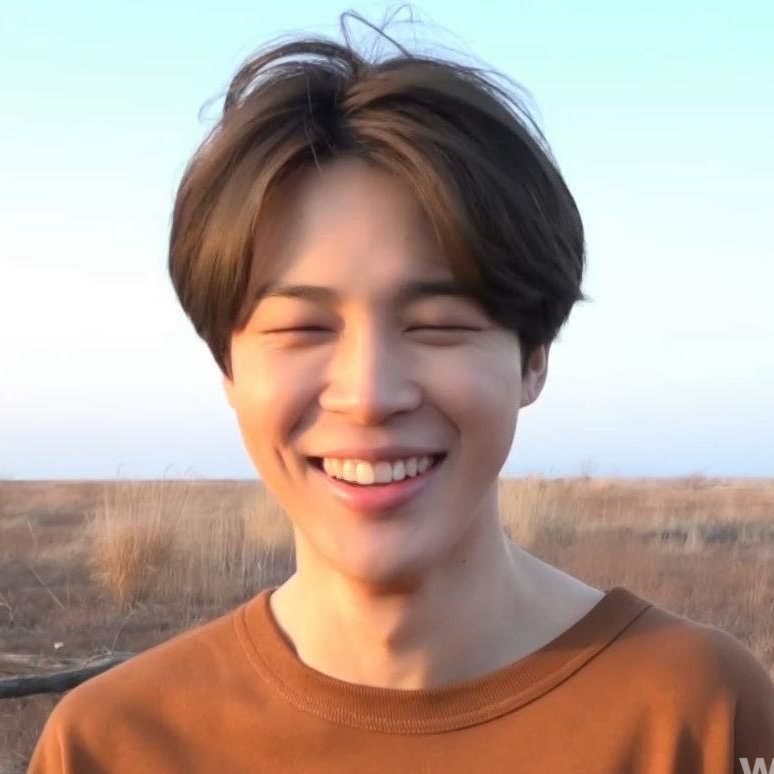 10. Mỗi lần Jimin cười tít mắt là ai nhìn vào cũng được tăng cường năng lượng tức thì. 10. Mỗi lần Jimin cười tít mắt là ai nhìn vào cũng được tăng cường năng lượng tức thì.