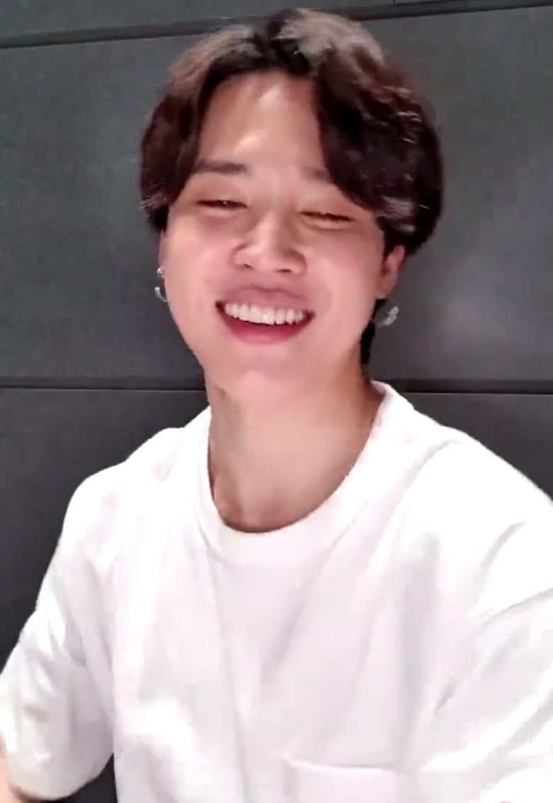 2. Tất cả những ai được nhìn thấy nụ cười mắt híp mắt này trong buổi live stream của Jimin đều thật sự may mắn. 2. Tất cả những ai được nhìn thấy nụ cười mắt híp mắt này trong buổi live stream của Jimin đều thật sự may mắn.
