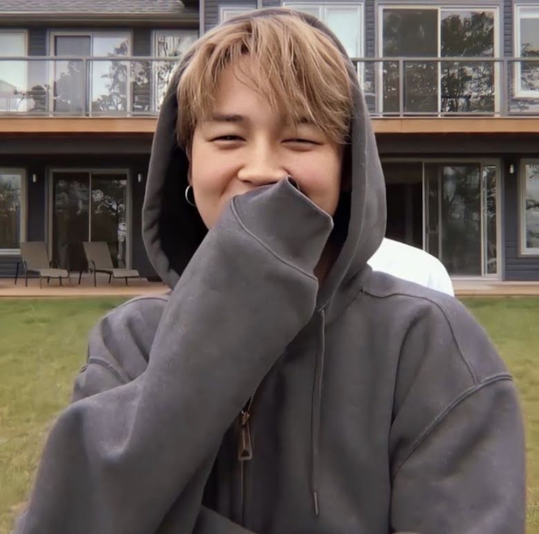8. Jimin trông tươi mới vào sáng sớm. 8. Jimin trông tươi mới vào sáng sớm.