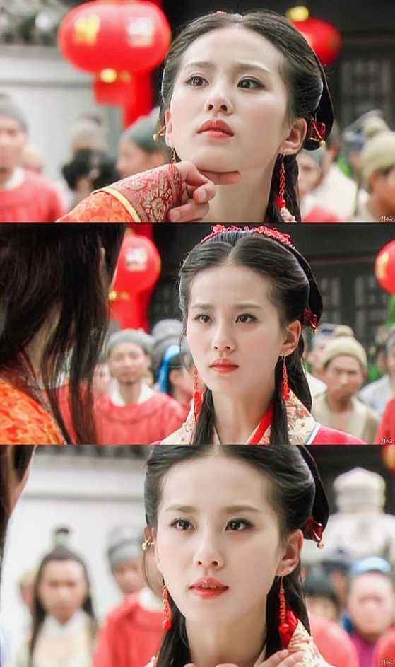 Nhân vật Doãn Song Song do Lưu Thi Thi thủ vai trong Bạch Xà Hậu Truyện thực sự đẹp đến động lòng người. Sự quyến rũ cổ điển của Lưu Thi Thi khi diễn xuất trong phim cổ trang bộc lộ gần như ngay lập tức. Nhân vật Doãn Song Song do Lưu Thi Thi thủ vai trong Bạch Xà Hậu Truyện thực sự đẹp đến động lòng người. Sự quyến rũ cổ điển của Lưu Thi Thi khi diễn xuất trong phim cổ trang bộc lộ gần như ngay lập tức.