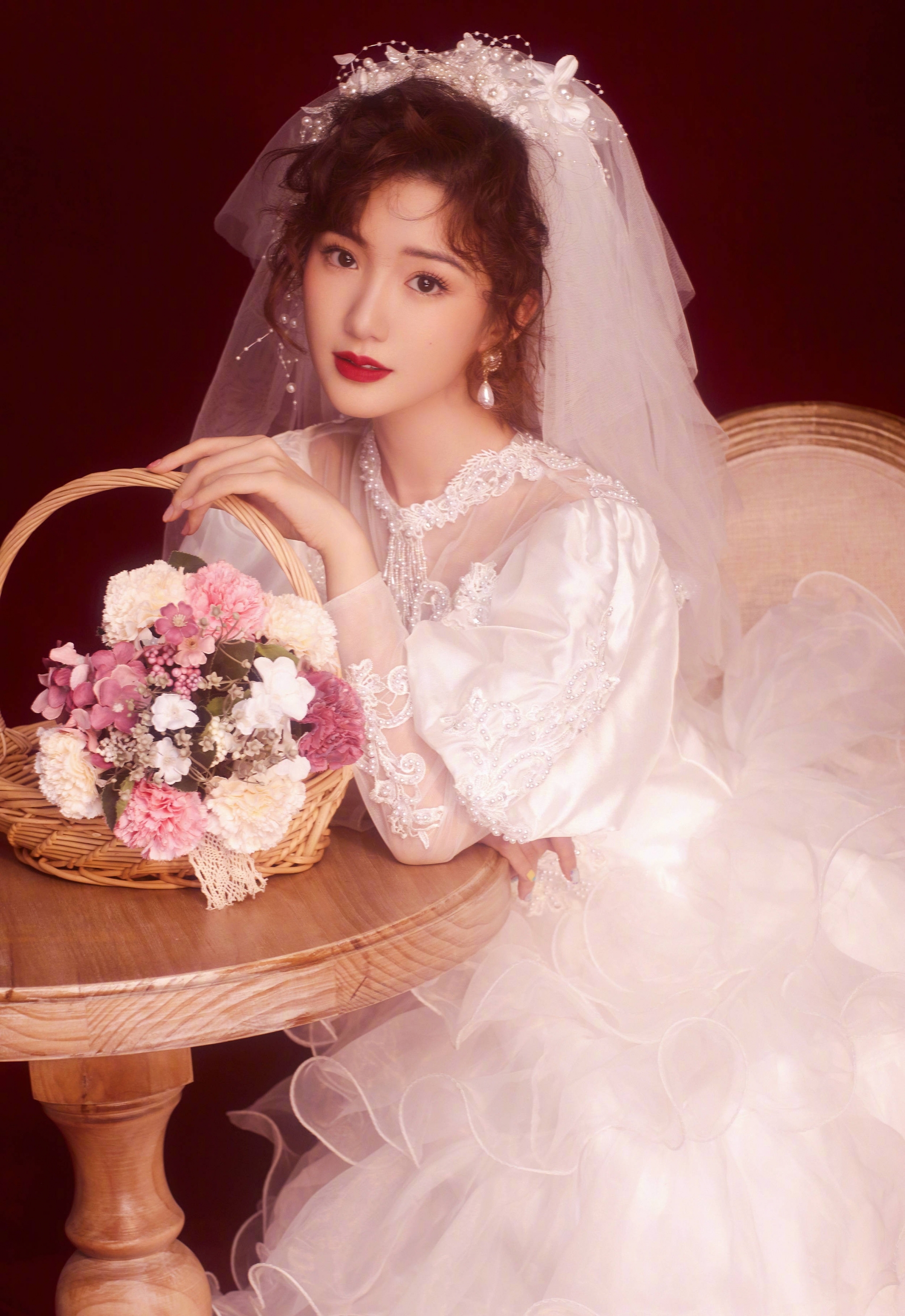 Đôi môi đỏ mọng khiến cô dâu Mao Hiểu Đồng trở nên rạng rỡ trong ngày trọng đại của cuộc đời.