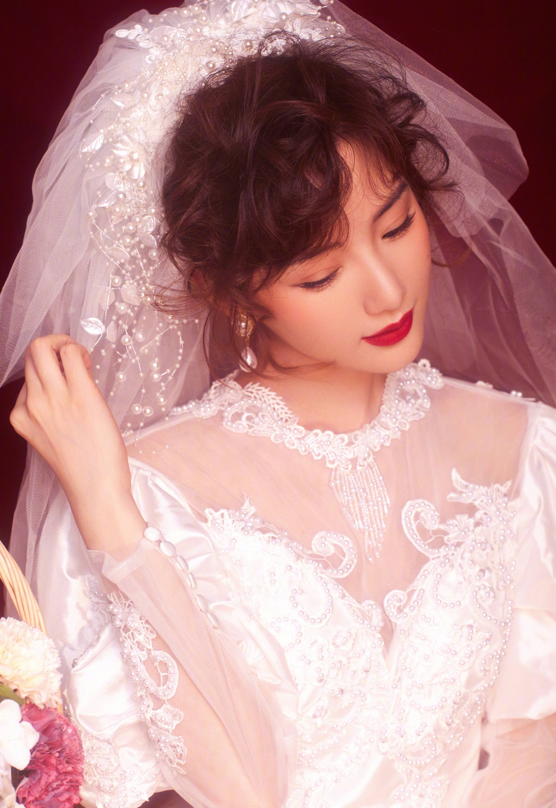 Góc nghiêng 3/4 đẹp xuất sắc của Mao Hiểu Đồng. Cô dâu như thế này thì ai cũng muốn xung phong làm chú rể Hiểu Đồng nhé!