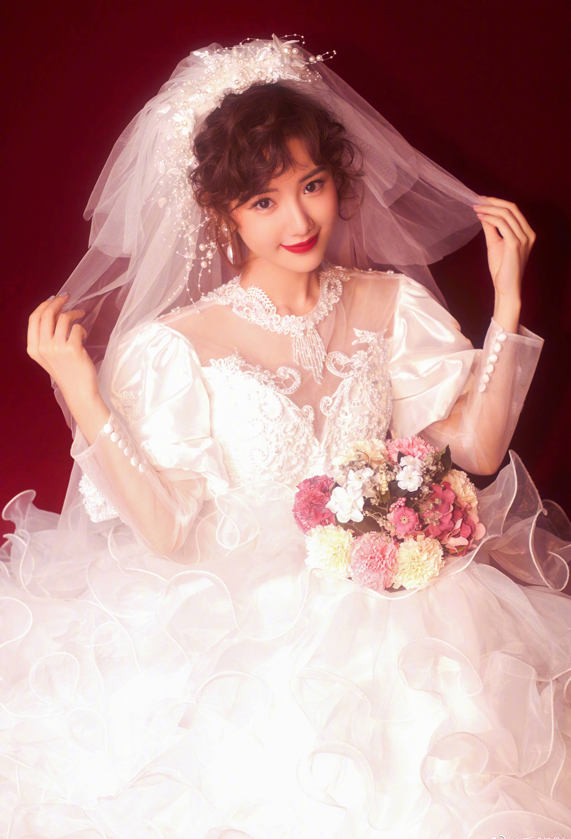 Nụ cười của Mao Hiểu Đồng còn ngọt ngào hơn cả bó hoa cô dâu. Netizen liên tục dành những lời có cánh cho nhan sắc của mỹ nhân.