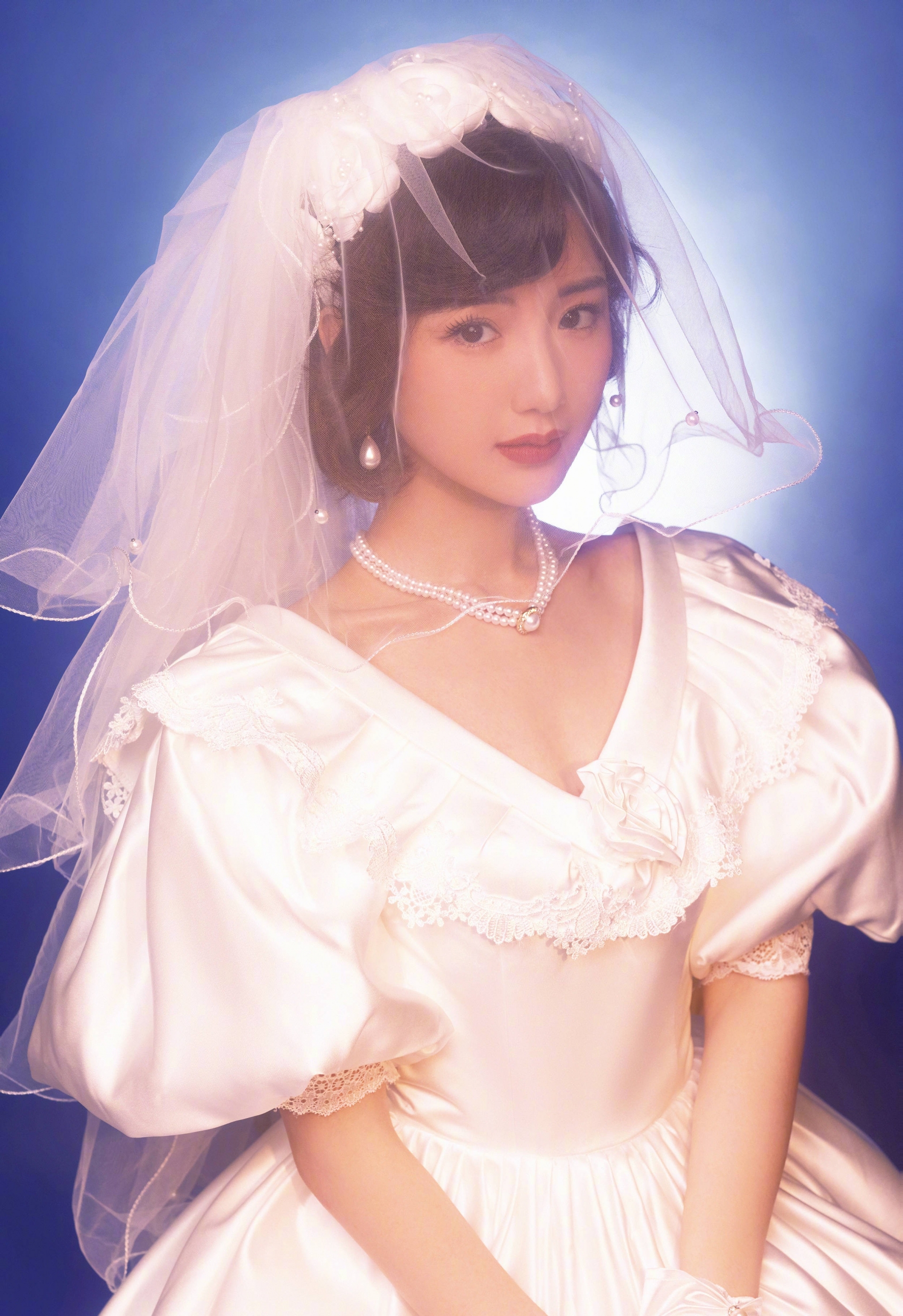 Đôi mắt Mao Hiểu Đồng đẹp như làn nước mùa thu, trong veo lại mơ hồ, khó đoán định.