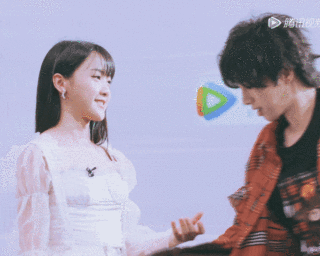 Hoa Thần Vũ cũng thể hiện mình là một quý ông luôn tôn trọng phụ nữ, quan tâm đến mọi người xung quanh. Dù đối xử với nghệ sĩ đồng nghiệp hay nhân viên của mình, anh ấy luôn rất lịch lãm.