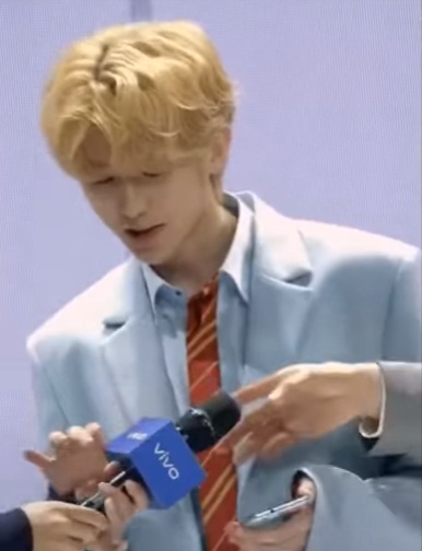 Hình ảnh Thái Từ Khôn rón rén đỡ mích từ một cô gái khiến netizen vừa cưng vừa buồn cười. Chàng trai trẻ lúc nào cũng tỏ ra tinh tế và lịch sự như vậy.