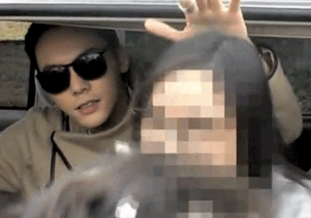 Hình ảnh Trần Vỹ Đình dùng tay che cho cô gái khỏi cụng đầu đã trở thành huyền thoại. Các cô gái khi nhìn thấy cảnh này đều bấn loạn.