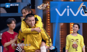 Và đây là Ngô Diệc Phàm, bất ngờ chưa? Trước khi bị bắt anh ấy cũng từng được ca ngợi là một trong những sao nam galant, lịch lãm, tử tế nhất nhì Cbiz. Diệc Phàm trong mắt công chúng khi ấy thực sự xuất sắc cả về tài mạo lẫn ứng xử.