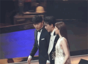 Mặc dù vừa đi vừa tán gẫu với Đặng Luân nhưng Ngô Lỗi vẫn không quên đưa tay ra cho Quan Hiểu Đồng vịn. Cô nàng mặc váy dài, đi cao gót nên di chuyển vô cùng khó khăn. Sự tinh tế của Ngô Lỗi xứng đáng 1.000 điểm.