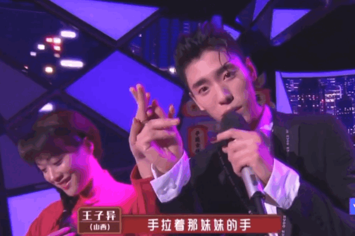 Còn đây là cách mà Vương Tử Dị nắm tay vũ công. Dùng đũa để nắm tay một cô gái cũng là cách người đàn ông thể hiện sự lịch lãm của mình. Lần đầu tiên nhiều người thấy cách nắm tay hóm hỉnh như thế. Tử Dị thật đáng yêu!
