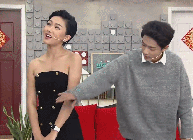 Từ lúc nghiệp dư cho đến nghệ sĩ nhỏ rồi nổi tiếng như bây giờ, Tiêu Chiến luôn tôn trọng và khiêm tốn với các cô gái. Đây là cách anh ấy nắm tay một cô gái, ôi trời, mắt đã cận lại còn phải mò dây đồng hồ để nắm.