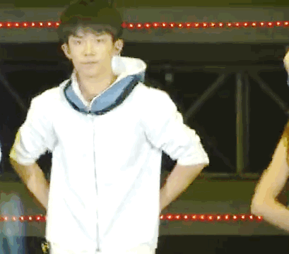 Nhìn cách Thiên Tỉ để tay lên vai bạn diễn mới thấy chàng trai ấy tinh tế như thế nào.