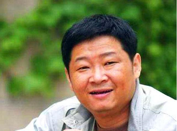 'Thái giám' Khang Hy Vi Hành giải nghệ về làm 'vua gà' cho cả Cbiz