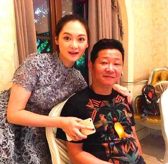 Hiện tại, Triệu Lượng đang là 'vua gà' của Cbiz, sống hạnh phúc bên vợ trẻ kém 15 tuổi.