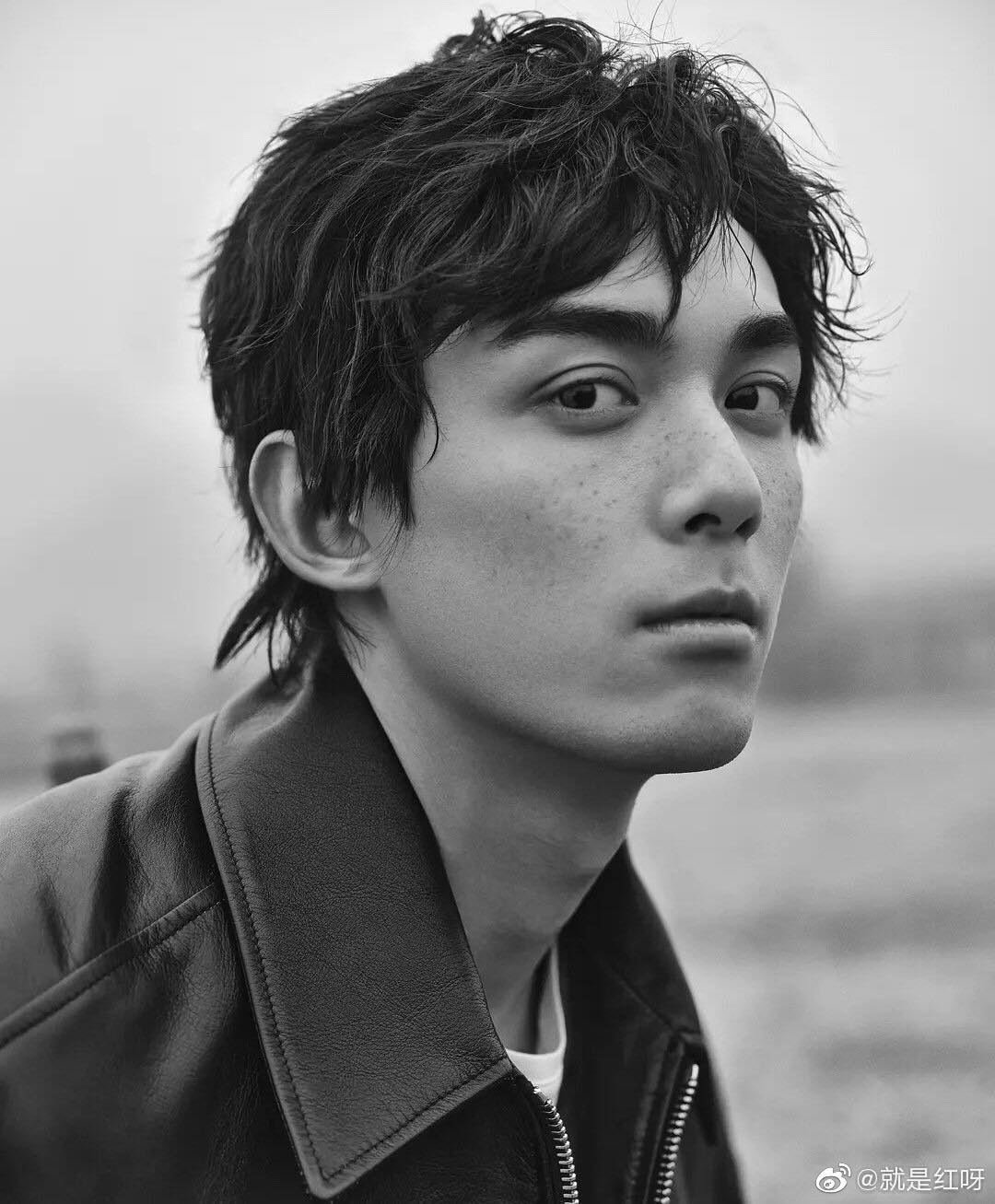 Dù không sở hữu gương mặt hoàn hảo nhưng Ngô Lỗi được netizen nhận xét là có vẻ đẹp nam tính pha chút trẻ con. Khi điểm tàn nhang lên mặt, anh chàng càng toát lên vẻ ngây thơ đáng yêu.