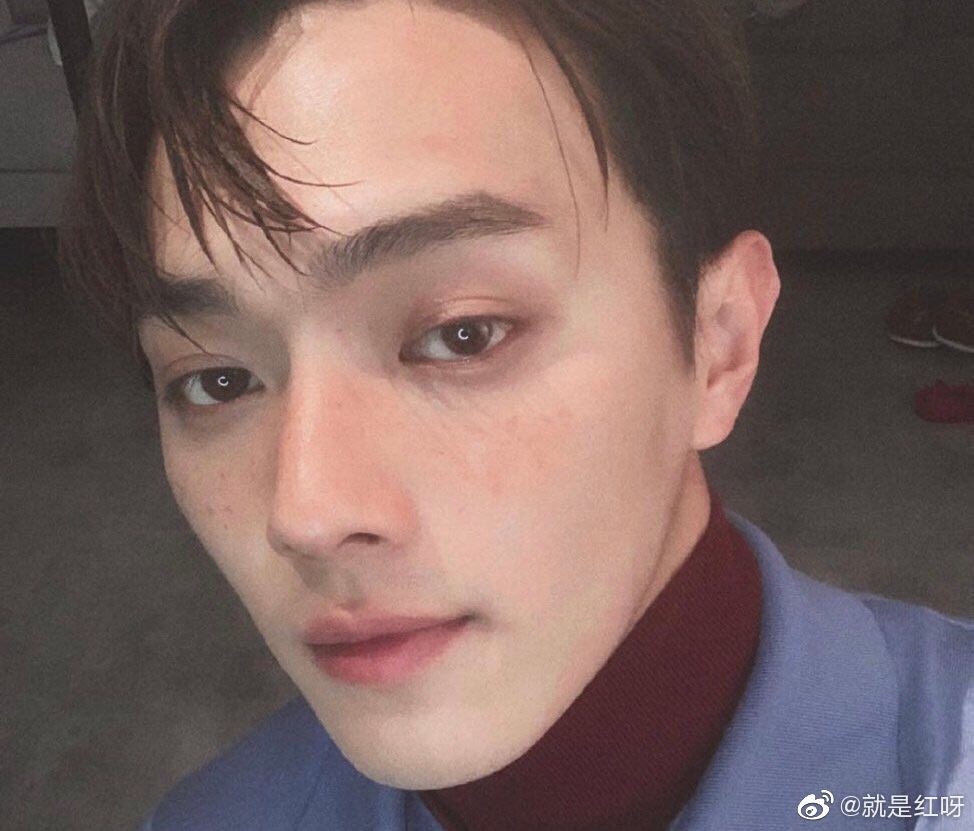 Fan Hứa Khải đã kêu gào ầm ĩ khi bức ảnh này được công bố. Nam thần của họ ngày thường soái ca là vậy nhưng ở đây có khác gì một người say mặt phừng phừng, mắt lờ đờ đâu.