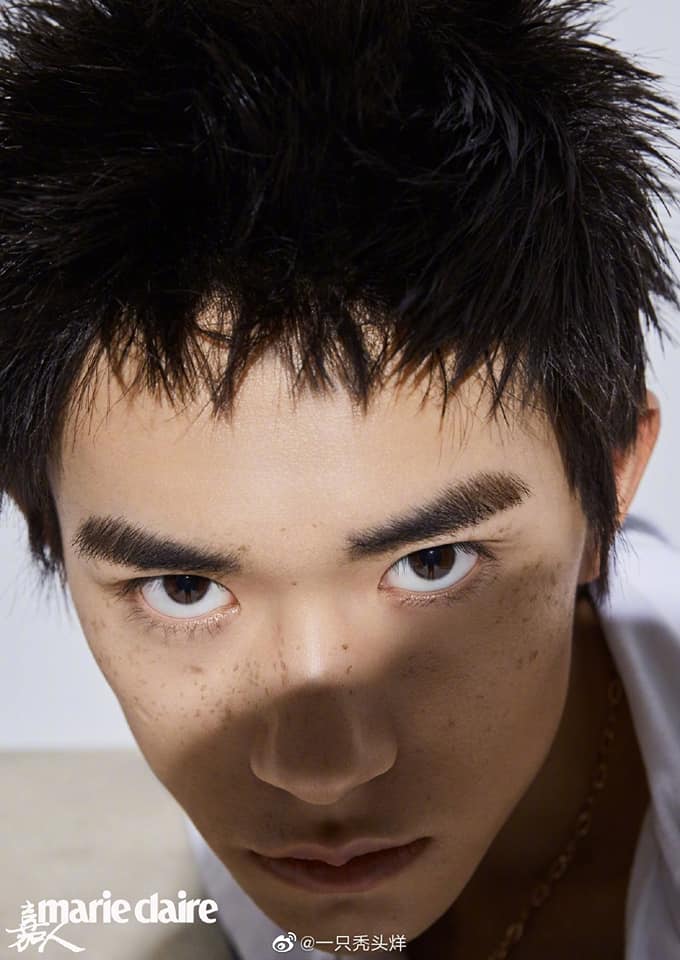 Dịch Dương Thiên Tỉ vốn dĩ sở hữu gương mặt điện ảnh nên khi trang điểm tàn nhang vào càng cuốn hút.