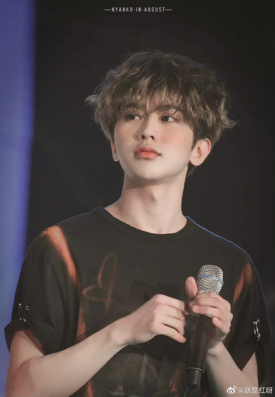 Da trắng, má hồng, lấm tấm tàn nhang, Thái Từ Khôn trông giống một 'cậu bé mùa đông' trong các câu chuyện cổ tích châu u.