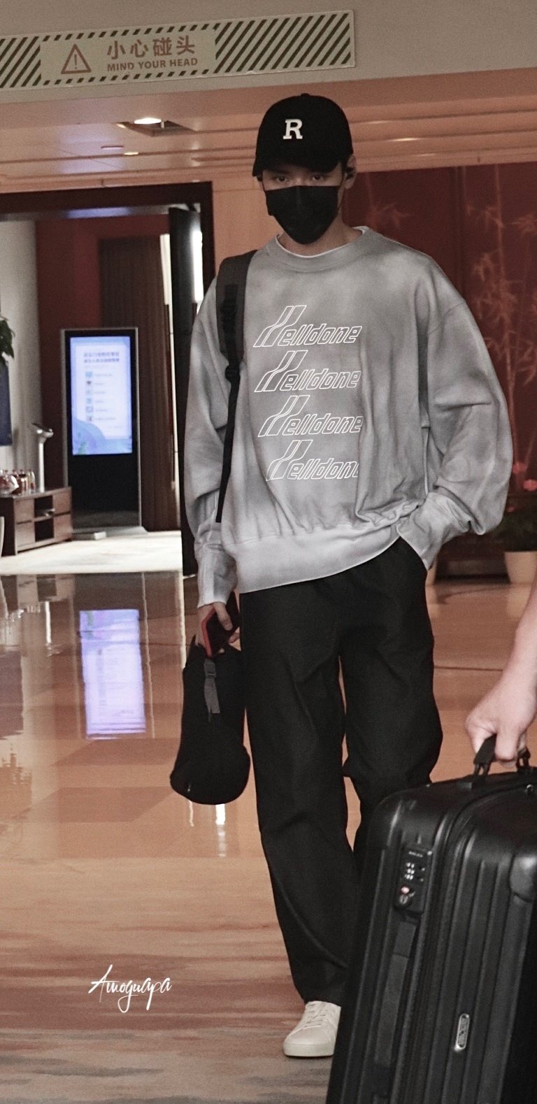 Thời trang sân bay của Cung Tuấn khá đơn giản nhưng đẹp mắt.