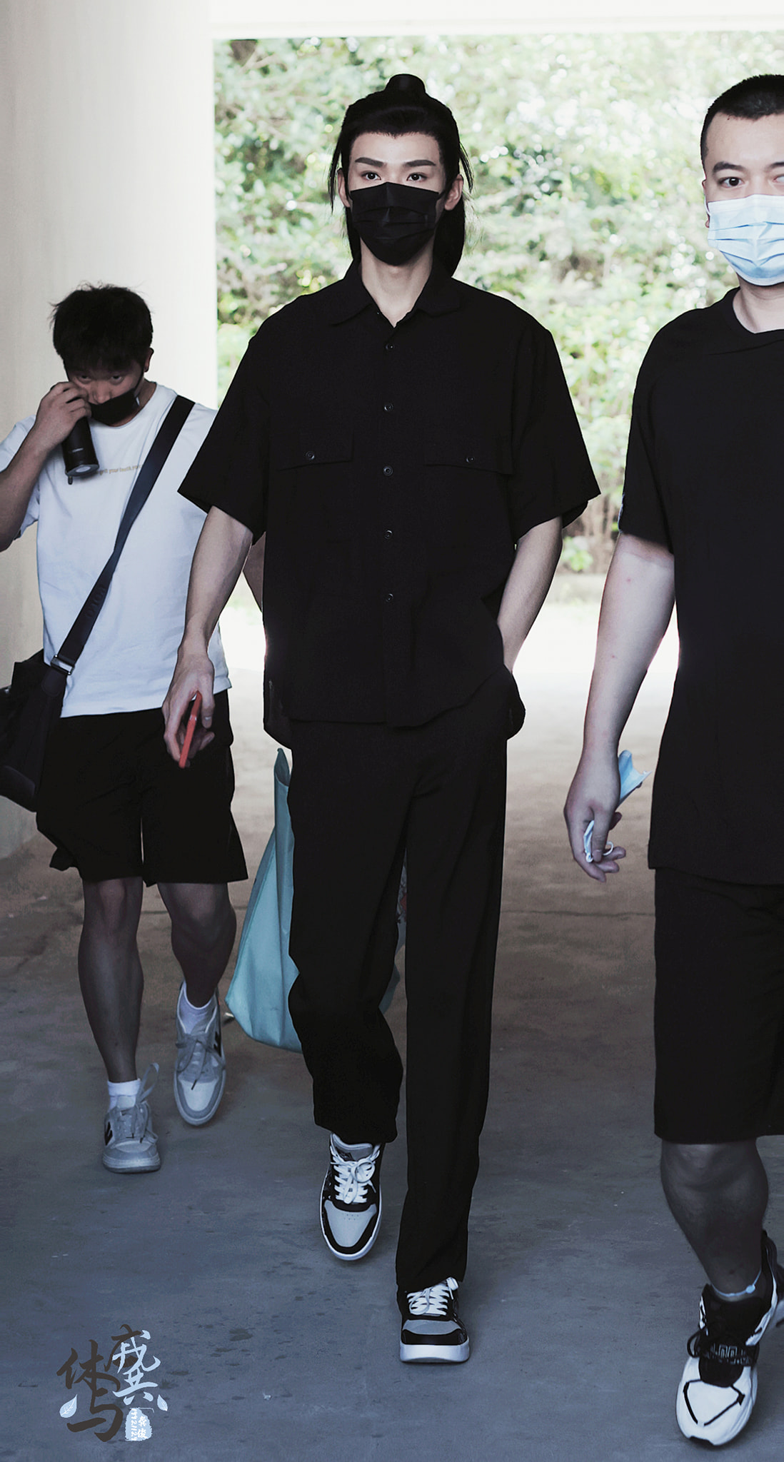 Khi mặc nguyên cây đen thì băng lãnh.