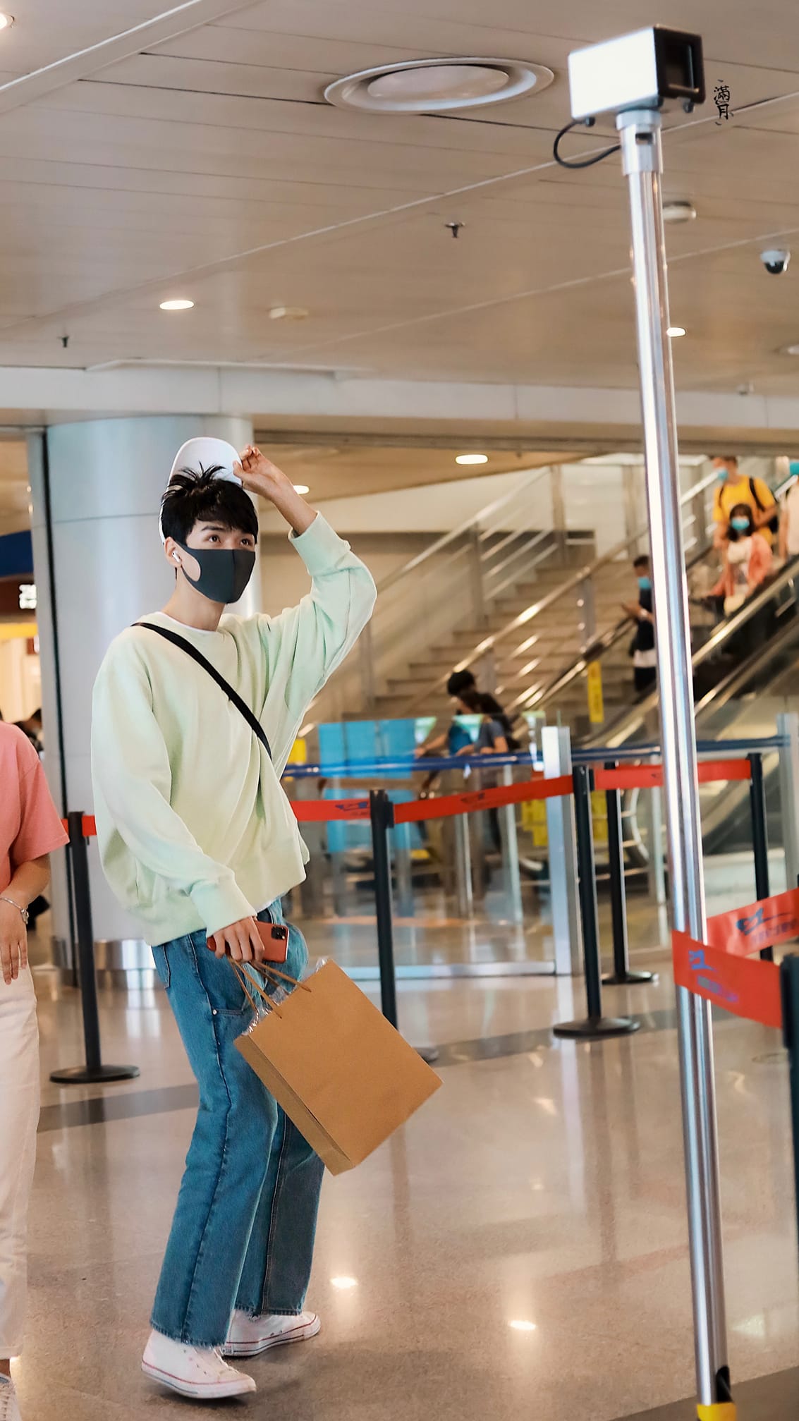 Có thể dễ dàng nhận ra Cung Tuấn phối đồ rất cơ bản, không cầu kỳ như nhiều sao nam khác. Nhưng cũng nhờ vậy mà các fan của anh lại rất hài lòng bởi 'simple is the best'.