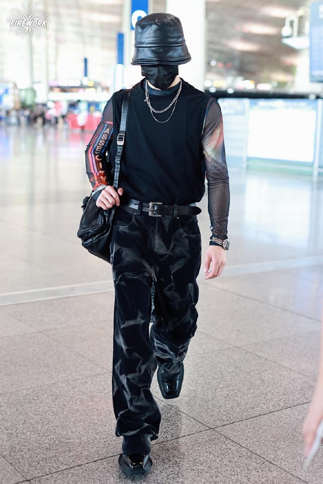 Vũ Đồng có vẻ rất chuộng style kín cổng cao tường như thế này.