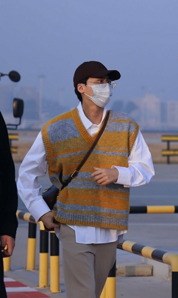 Cách phối đồ khá lạ của Lý Dịch Phong khiến các fan còn không nhận ra 'anh nhà'.