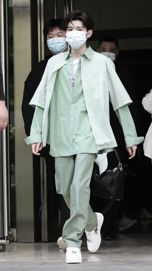 Vương Nguyên là một trong những sao nam Hoa ngữ có cách phối đồ ấn tượng. Anh được fan mệnh danh là người có gu ăn mặc 'thời trang phang thời tiết'.