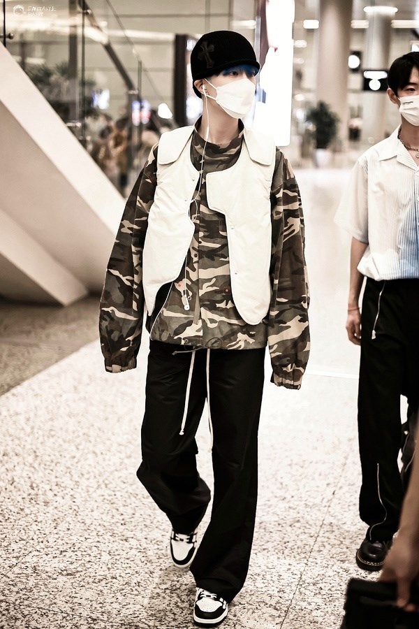 Outfit 'ngầu bá cháy' của Phạm Thừa Thừa.