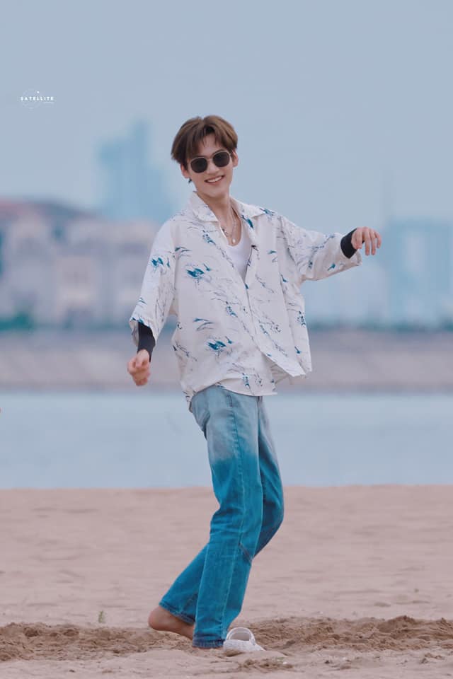 Fan phát hiện ra khi đi làm Châu Kha Vũ thường diện cây đen nhưng bình thường lại thích phối đồ tươi sáng, trẻ trung vô cùng bắt mắt.