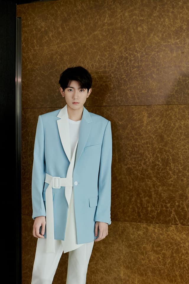 Fan mê mẩn những chiếc áo khoác dáng dài của Vương Nguyên.