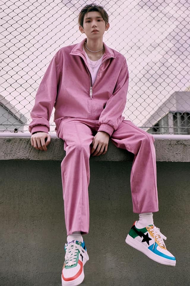 Nhờ sở hữu làn da trắng và dáng người thanh mảnh nên Vương Nguyên có chơi nguyên cây hồng cũng 'đẹp quên lối về' chứ không bị quê hay sến.